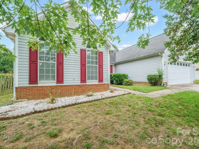 9426 Cantle Drive, Charlotte, NC 28216.  MLS# CAR4385607, YatesRealty ID 33571. 