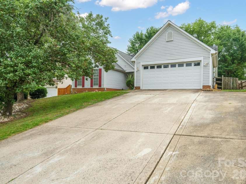 9426 Cantle Drive, Charlotte, NC 28216.  MLS# CAR4385607, YatesRealty ID 33571. 