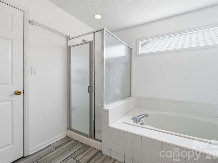 9426 Cantle Drive, Charlotte, NC 28216.  MLS# CAR4385607, YatesRealty ID 33571. 