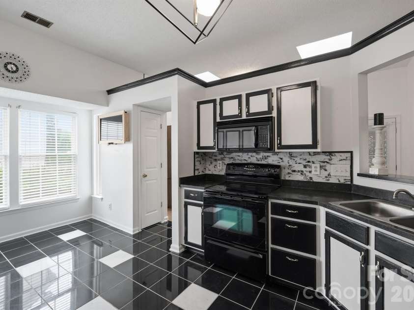 9426 Cantle Drive, Charlotte, NC 28216.  MLS# CAR4385607, YatesRealty ID 33571. 