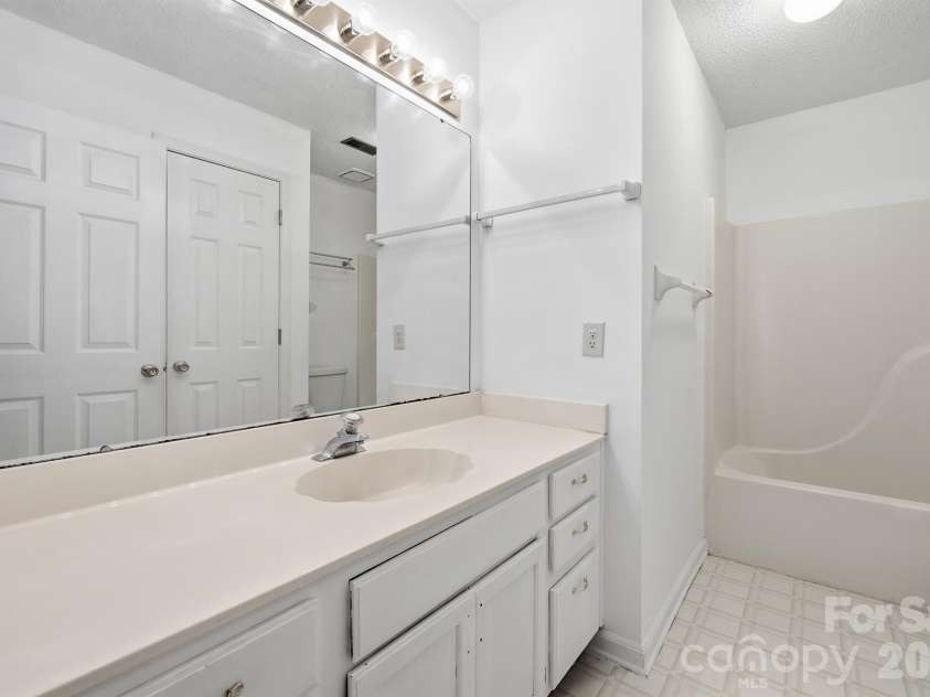 9426 Cantle Drive, Charlotte, NC 28216.  MLS# CAR4385607, YatesRealty ID 33571. 
