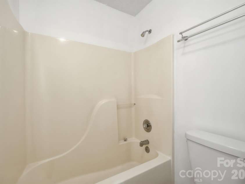 9426 Cantle Drive, Charlotte, NC 28216.  MLS# CAR4385607, YatesRealty ID 33571. 