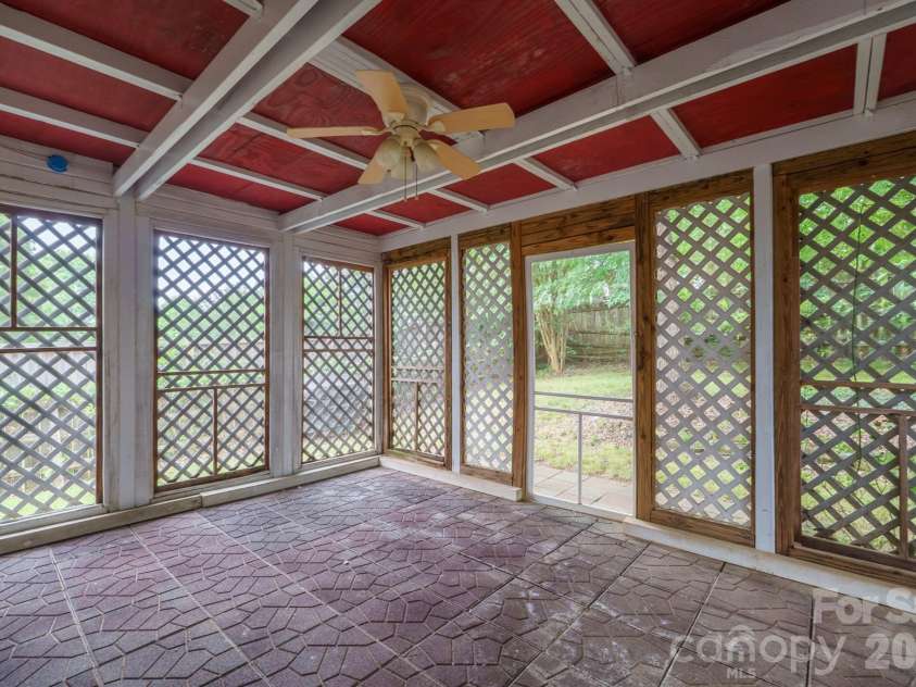 9426 Cantle Drive, Charlotte, NC 28216.  MLS# CAR4385607, YatesRealty ID 33571. 