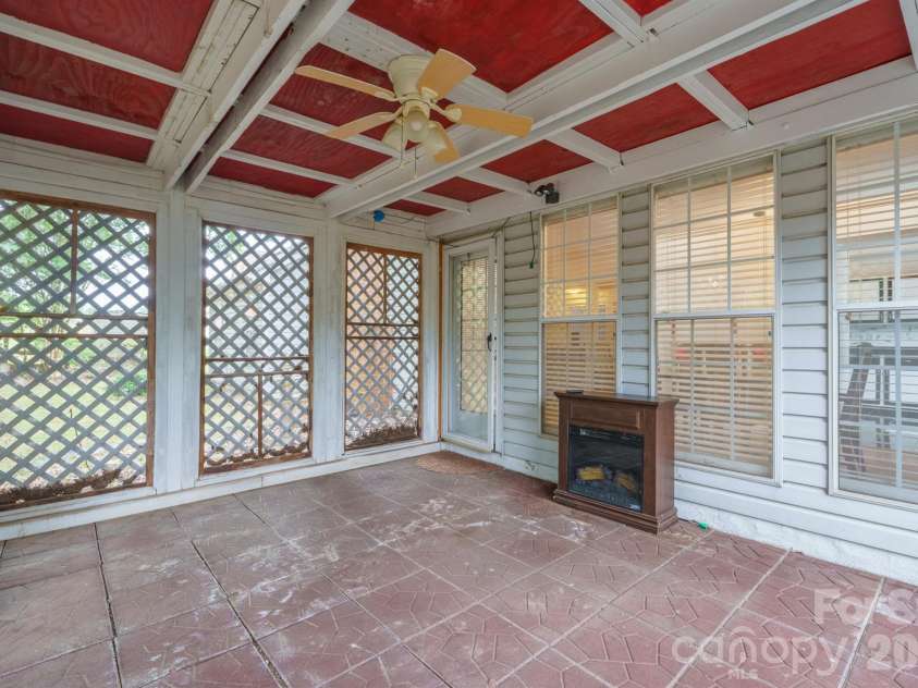 9426 Cantle Drive, Charlotte, NC 28216.  MLS# CAR4385607, YatesRealty ID 33571. 