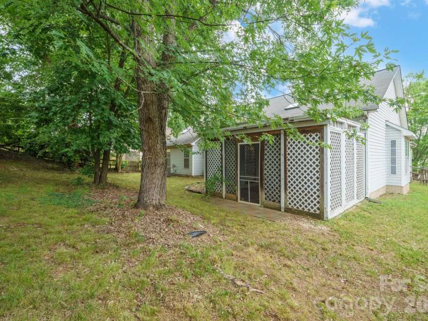 9426 Cantle Drive, Charlotte, NC 28216.  MLS# CAR4385607, YatesRealty ID 33571. 