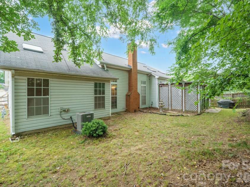 9426 Cantle Drive, Charlotte, NC 28216.  MLS# CAR4385607, YatesRealty ID 33571. 