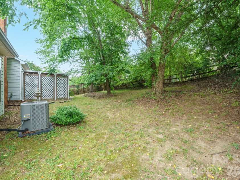 9426 Cantle Drive, Charlotte, NC 28216.  MLS# CAR4385607, YatesRealty ID 33571. 