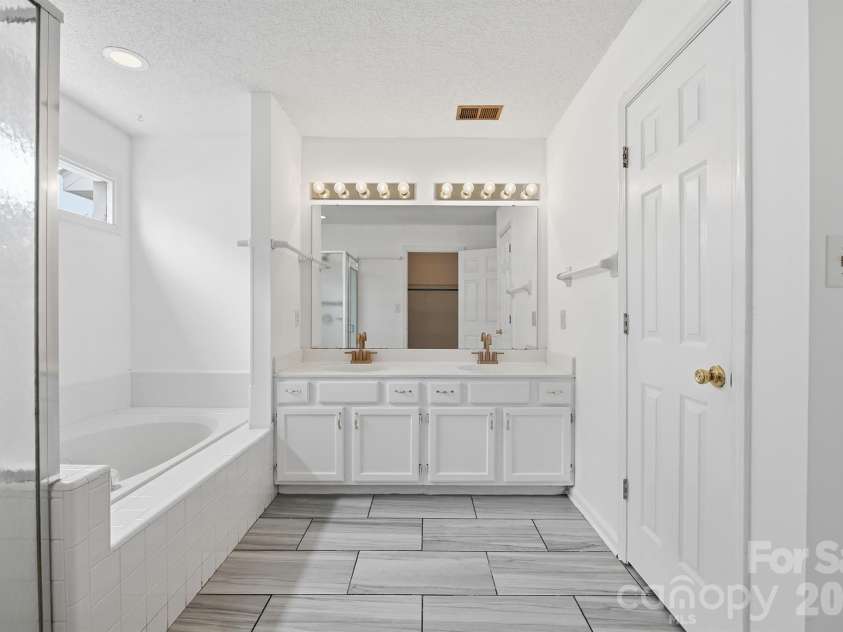 9426 Cantle Drive, Charlotte, NC 28216.  MLS# CAR4385607, YatesRealty ID 33571. En-suite primary bedroom bath