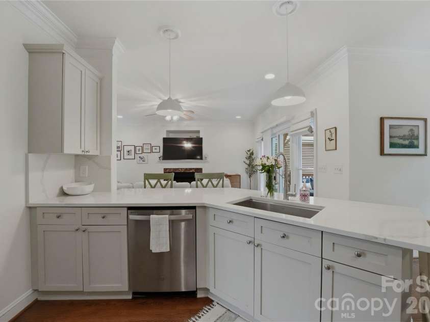 1234 Ivey Drive, Charlotte, NC 28205.  MLS# CAR4393425, YatesRealty ID 33577. 