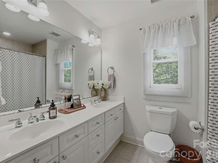1234 Ivey Drive, Charlotte, NC 28205.  MLS# CAR4393425, YatesRealty ID 33577. 