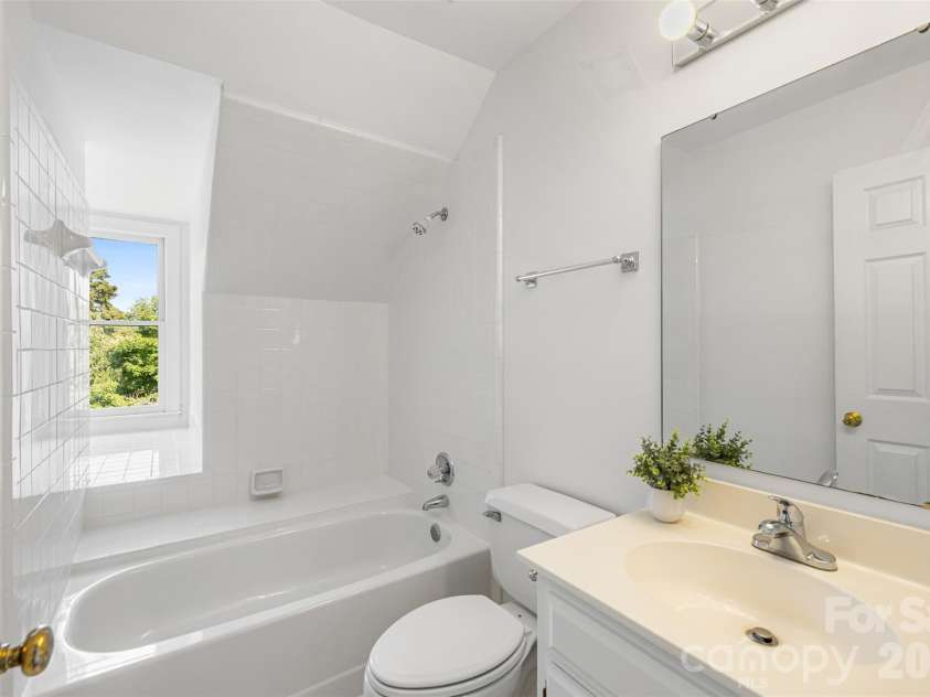6912 Foxglove Drive, Charlotte, NC 28226.  MLS# CAR4394757, YatesRealty ID 33579. 3rd floor full bath has been newly grouted!