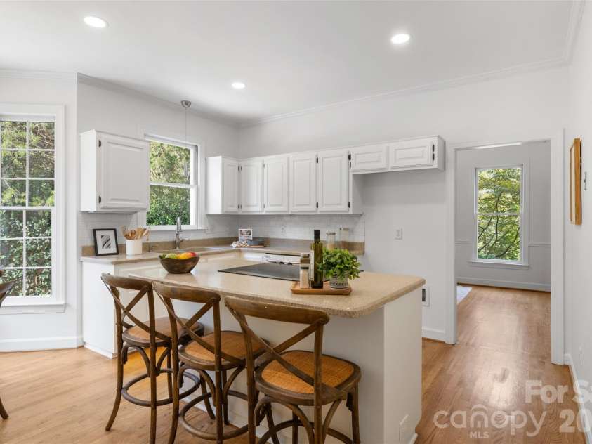 6912 Foxglove Drive, Charlotte, NC 28226.  MLS# CAR4394757, YatesRealty ID 33579. Great space!