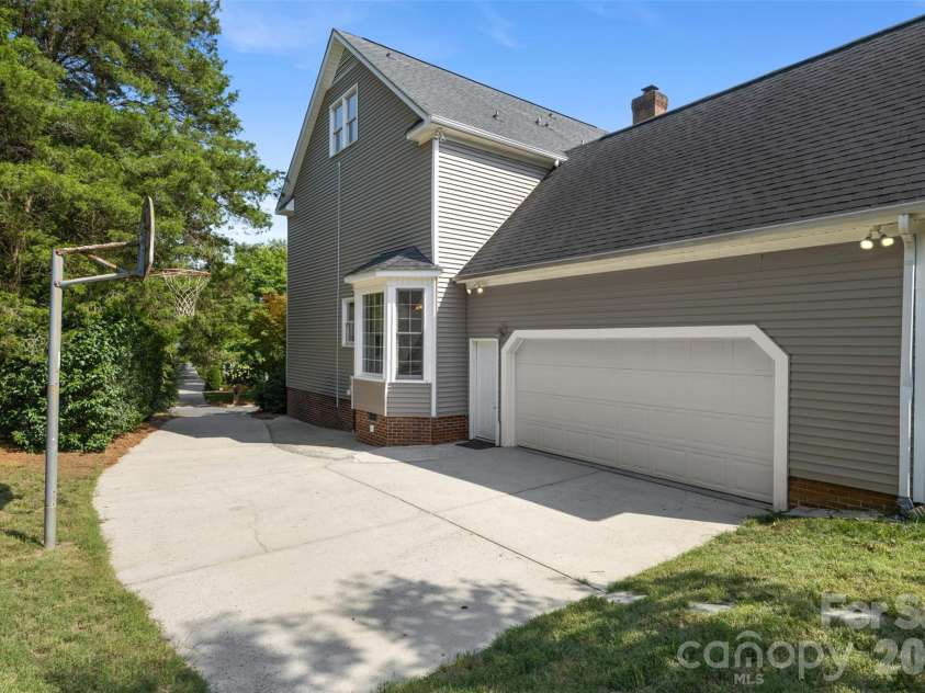 6912 Foxglove Drive, Charlotte, NC 28226.  MLS# CAR4394757, YatesRealty ID 33579. Side-load 2 car garage!