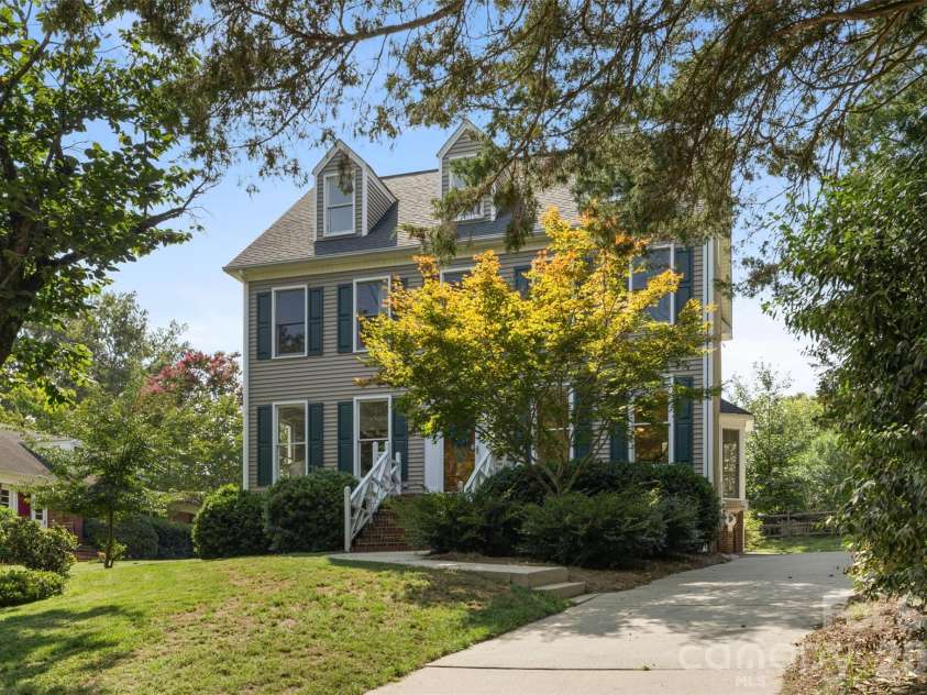 6912 Foxglove Drive, Charlotte, NC 28226.  MLS# CAR4394757, YatesRealty ID 33579. Slightly elevated from street!