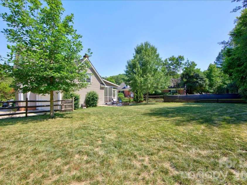 6912 Foxglove Drive, Charlotte, NC 28226.  MLS# CAR4394757, YatesRealty ID 33579. Such great open lawn space!