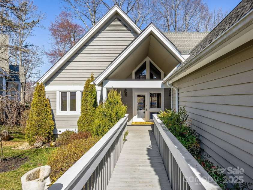 140 Overlook Drive, Flat Rock, NC 28731.  MLS# CAR4233590, YatesRealty ID 3358. 
