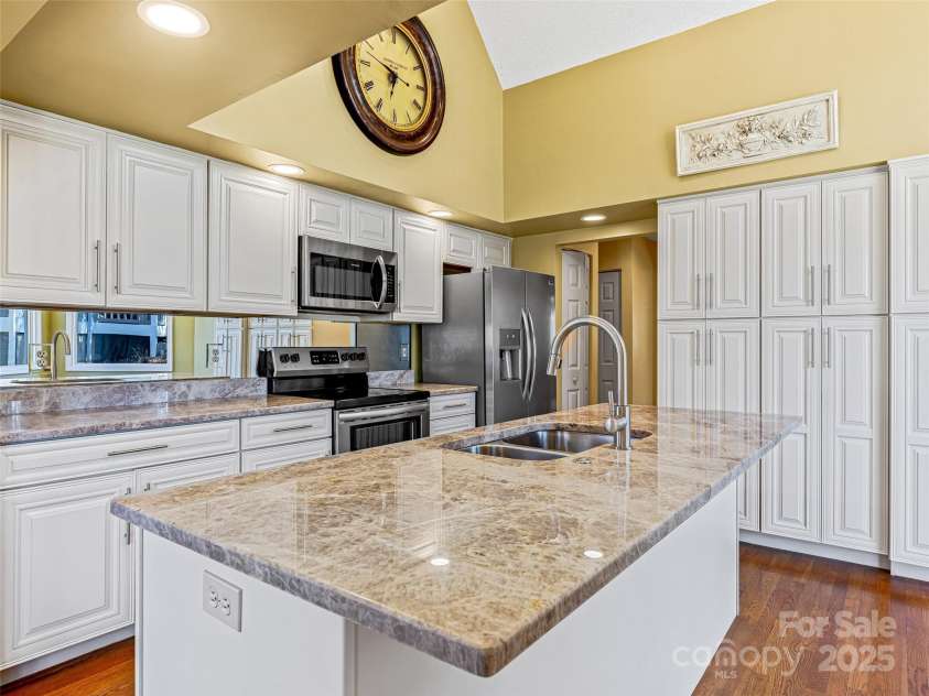140 Overlook Drive, Flat Rock, NC 28731.  MLS# CAR4233590, YatesRealty ID 3358. 