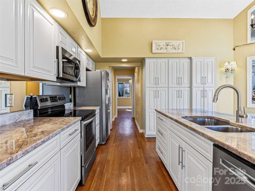 140 Overlook Drive, Flat Rock, NC 28731.  MLS# CAR4233590, YatesRealty ID 3358. 