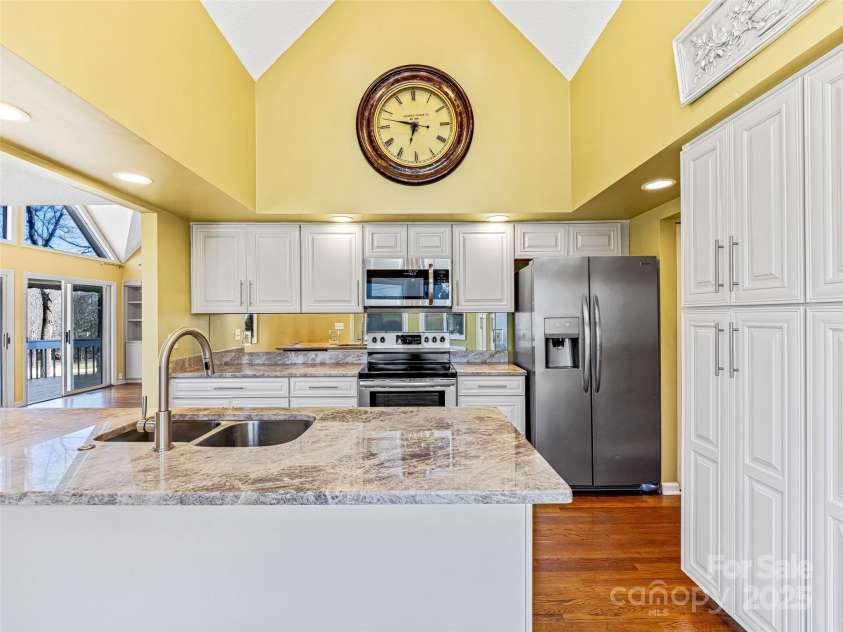 140 Overlook Drive, Flat Rock, NC 28731.  MLS# CAR4233590, YatesRealty ID 3358. 