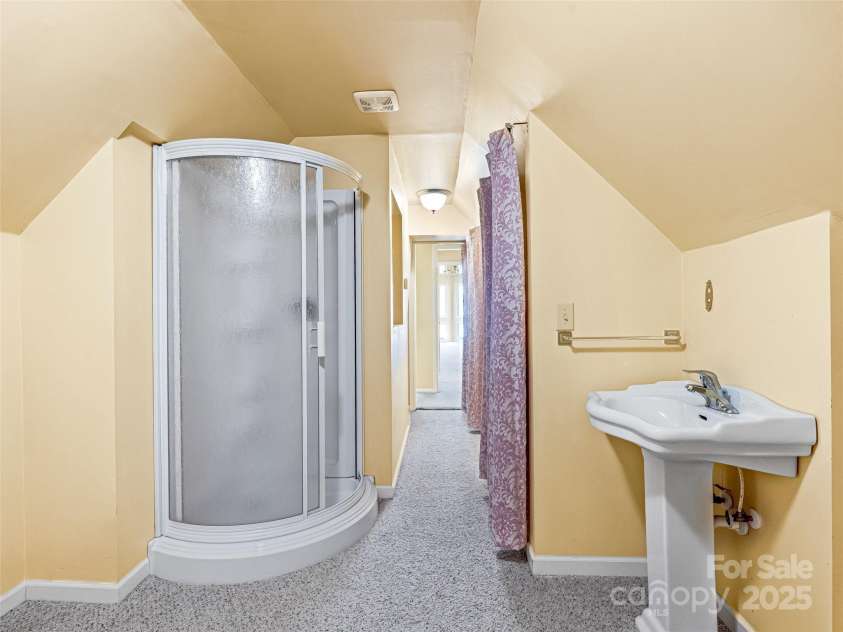 140 Overlook Drive, Flat Rock, NC 28731.  MLS# CAR4233590, YatesRealty ID 3358. 