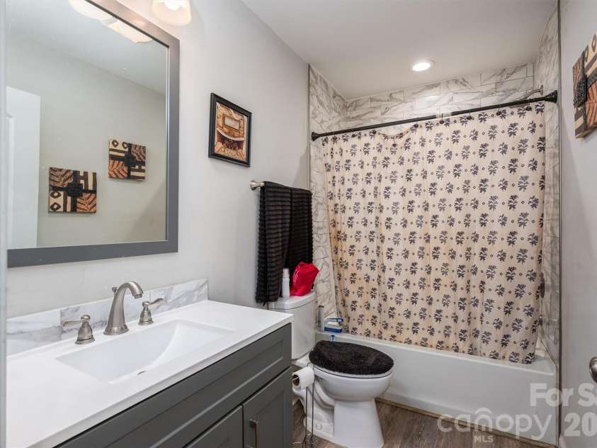 505 Cloninger Street, Dallas, NC 28034.  MLS# CAR4342350, YatesRealty ID 3358. Guest Bathroom with tub/shower.