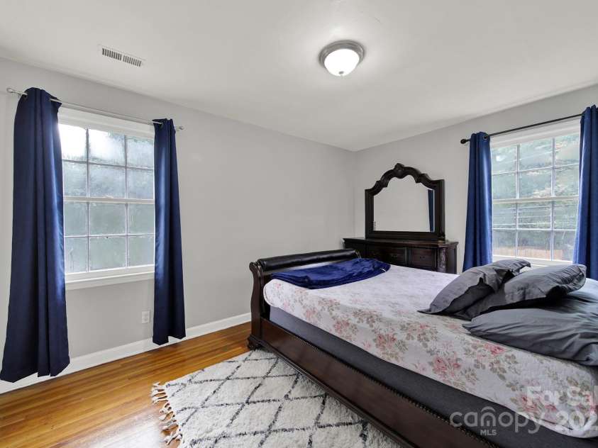 5300 Grafton Drive, Charlotte, NC 28215.  MLS# CAR4294814, YatesRealty ID 33580. 