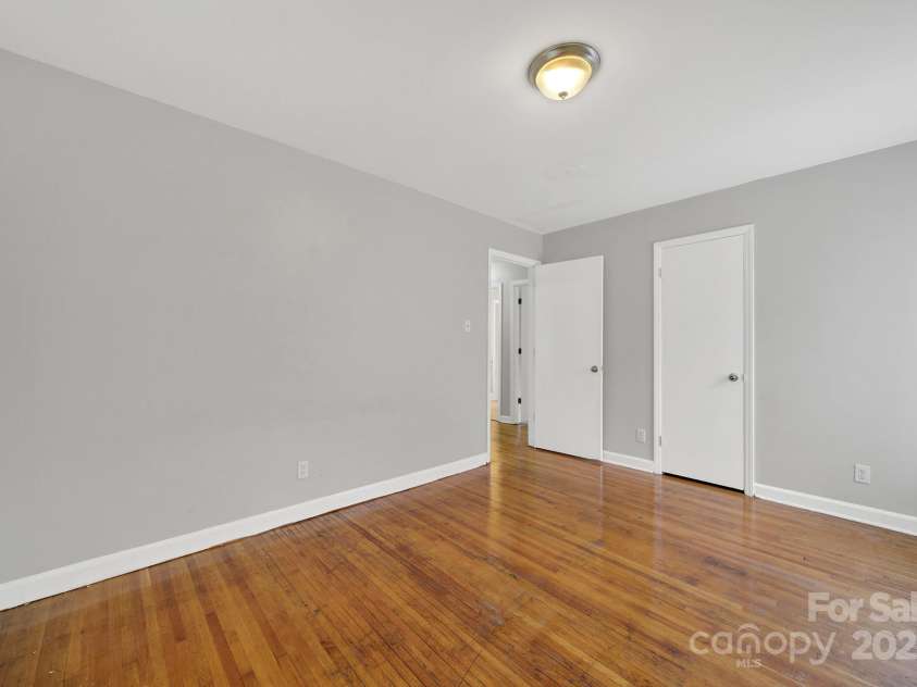 5300 Grafton Drive, Charlotte, NC 28215.  MLS# CAR4294814, YatesRealty ID 33580. 