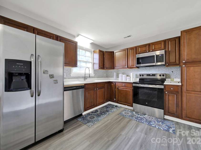 5300 Grafton Drive, Charlotte, NC 28215.  MLS# CAR4294814, YatesRealty ID 33580. 