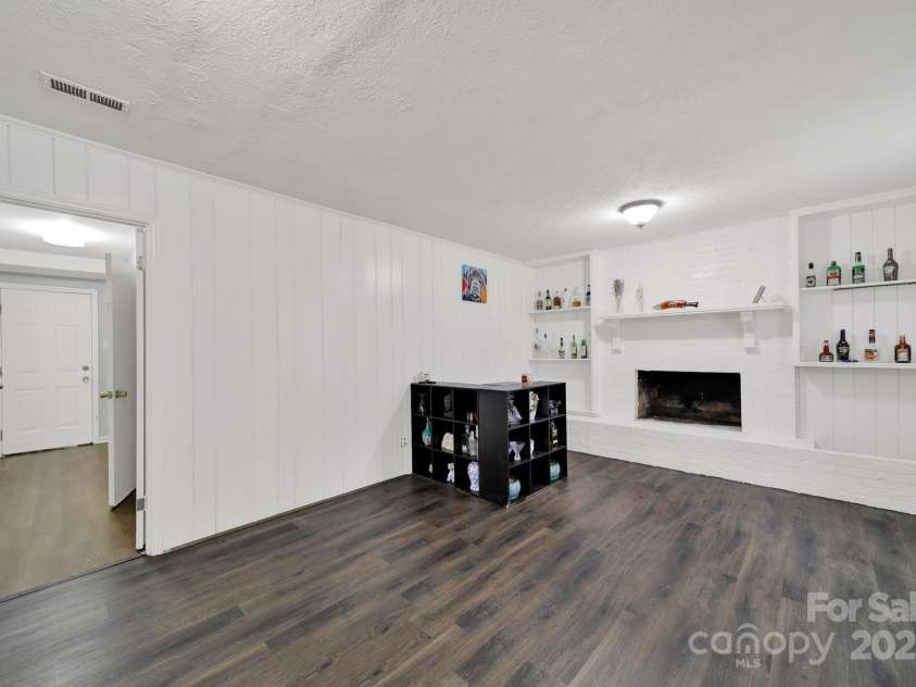 5300 Grafton Drive, Charlotte, NC 28215.  MLS# CAR4294814, YatesRealty ID 33580. 