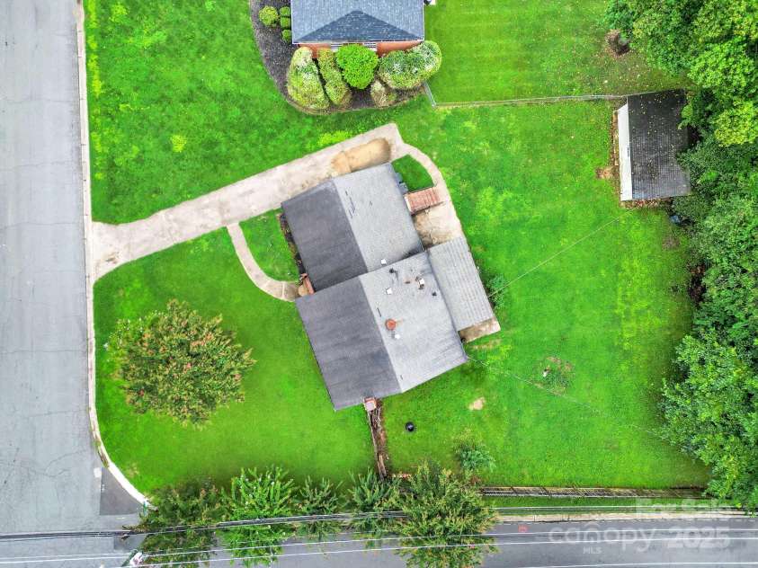 5300 Grafton Drive, Charlotte, NC 28215.  MLS# CAR4294814, YatesRealty ID 33580. 