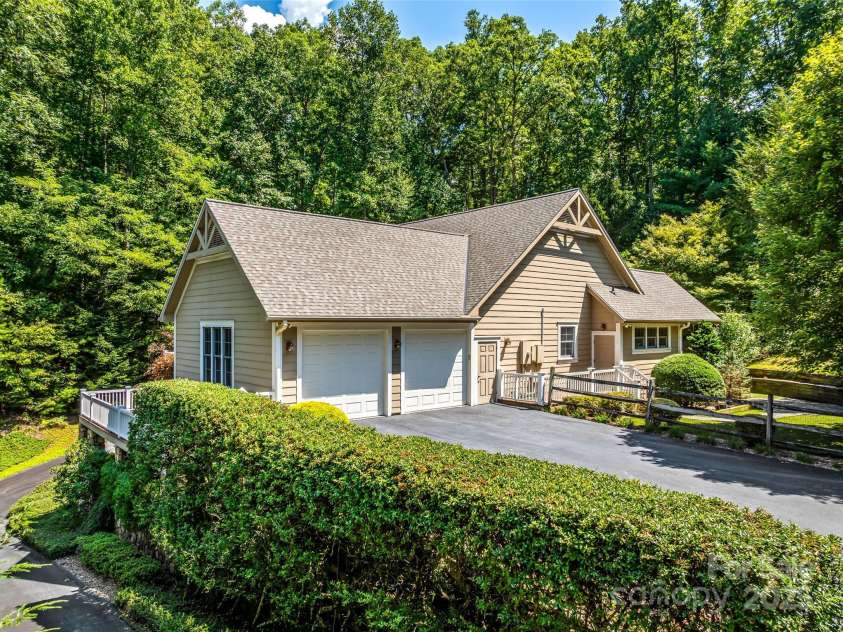 220 Amblewood Trail, Hendersonville, NC 28739.  MLS# CAR4295058, YatesRealty ID 33581. 