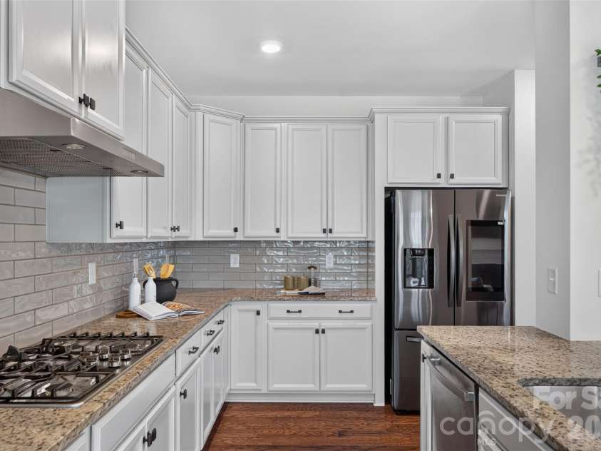 2249 Idol Rock Drive, Fort Mill, SC 29707.  MLS# CAR4396380, YatesRealty ID 33582. Beautiful white cabinetry