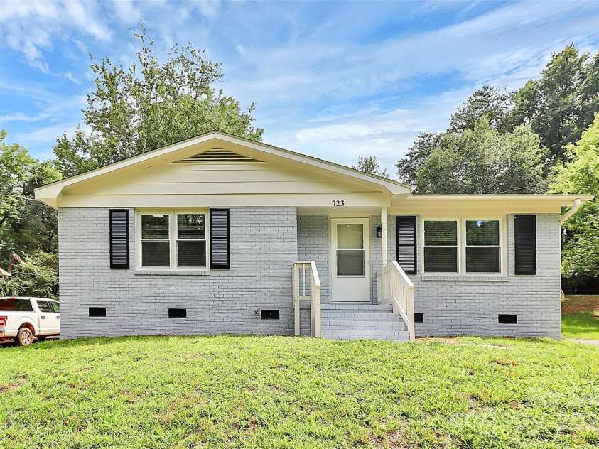 723 Edgegreen Drive, Charlotte, NC 28217.  MLS# CAR4295053, YatesRealty ID 33582. 