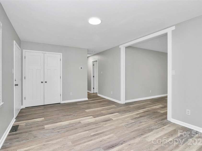 723 Edgegreen Drive, Charlotte, NC 28217.  MLS# CAR4295053, YatesRealty ID 33582. 