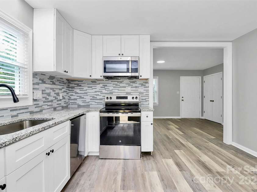 723 Edgegreen Drive, Charlotte, NC 28217.  MLS# CAR4295053, YatesRealty ID 33582. 