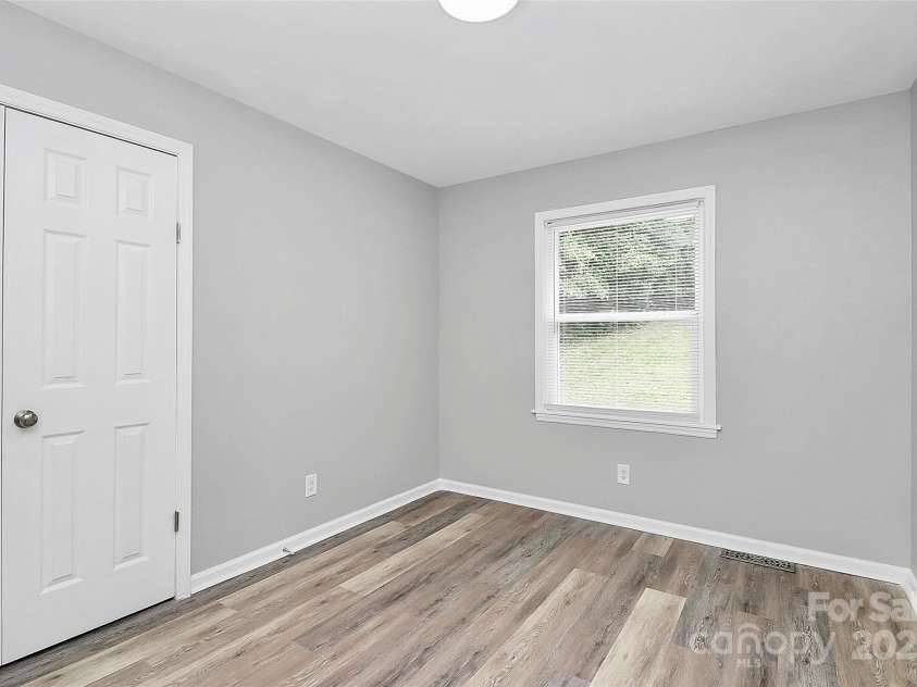 723 Edgegreen Drive, Charlotte, NC 28217.  MLS# CAR4295053, YatesRealty ID 33582. 