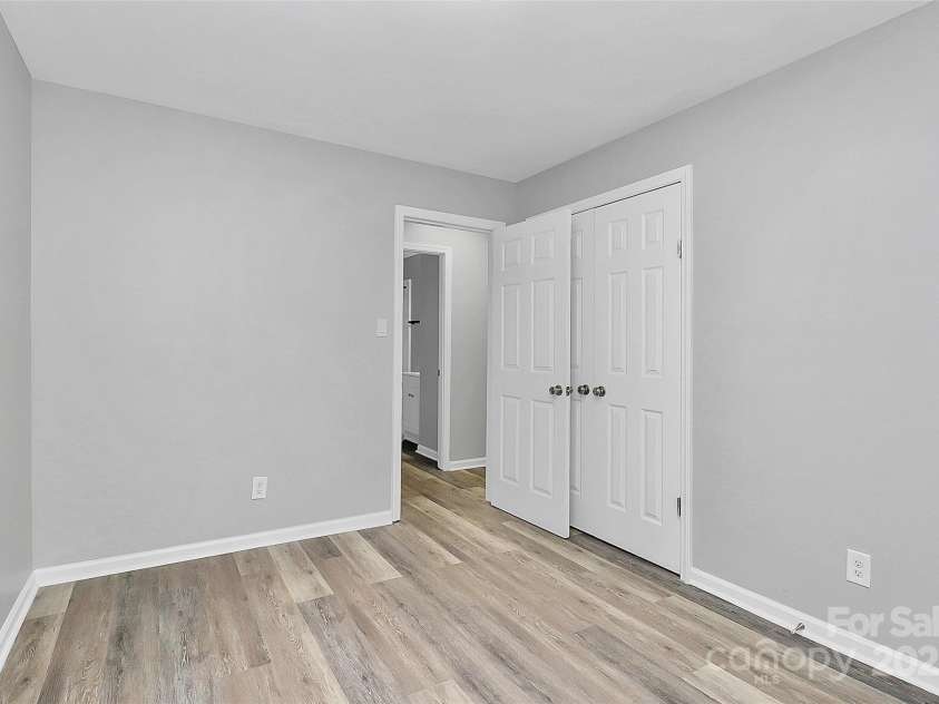 723 Edgegreen Drive, Charlotte, NC 28217.  MLS# CAR4295053, YatesRealty ID 33582. 