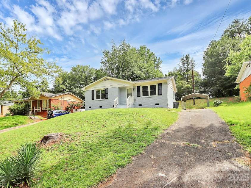 723 Edgegreen Drive, Charlotte, NC 28217.  MLS# CAR4295053, YatesRealty ID 33582. 