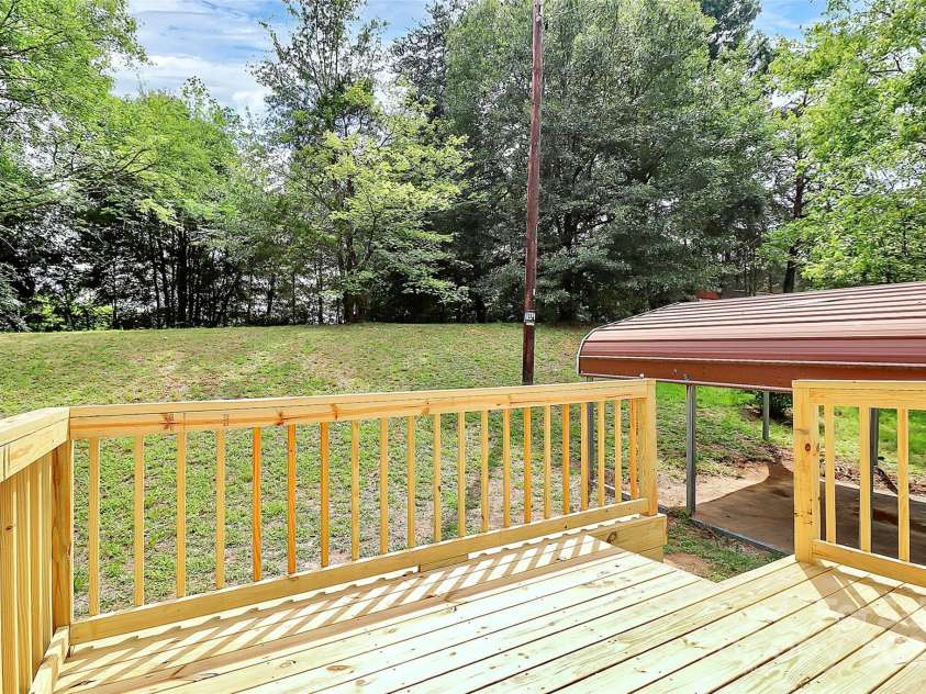 723 Edgegreen Drive, Charlotte, NC 28217.  MLS# CAR4295053, YatesRealty ID 33582. 