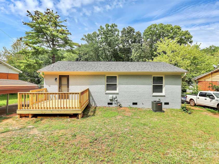 723 Edgegreen Drive, Charlotte, NC 28217.  MLS# CAR4295053, YatesRealty ID 33582. 