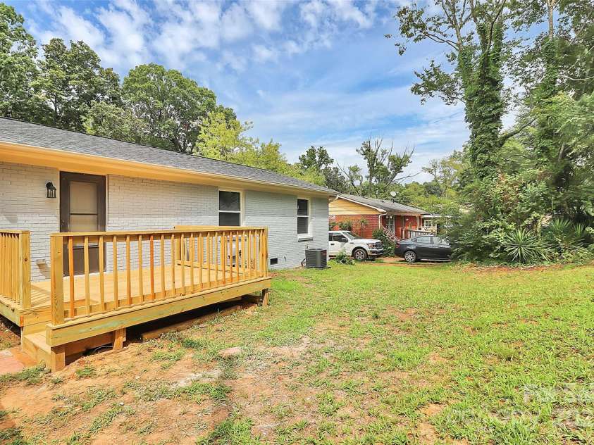 723 Edgegreen Drive, Charlotte, NC 28217.  MLS# CAR4295053, YatesRealty ID 33582. 