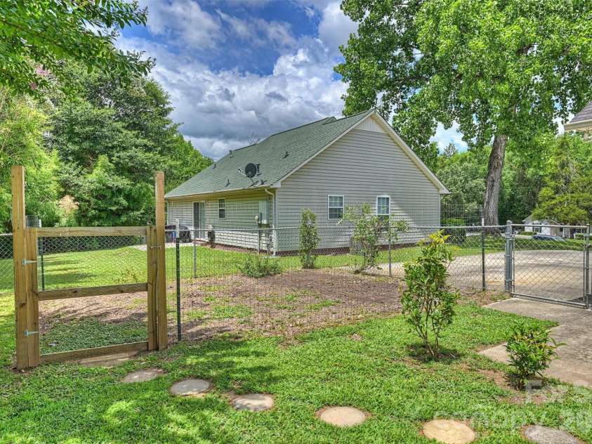 1673 Ashridge Road, Rock Hill, SC 29730.  MLS# CAR4395375, YatesRealty ID 33583. 