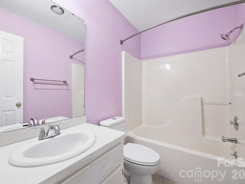 1673 Ashridge Road, Rock Hill, SC 29730.  MLS# CAR4395375, YatesRealty ID 33583. Hall Bath