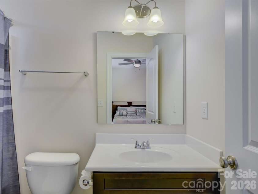 16433 Bryant Meadows Drive, Charlotte, NC 28278.  MLS# CAR4395955, YatesRealty ID 33587. Ensuite bath with third bedroom