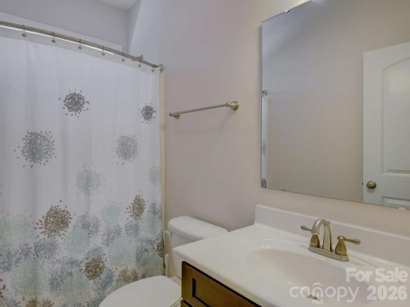 16433 Bryant Meadows Drive, Charlotte, NC 28278.  MLS# CAR4395955, YatesRealty ID 33587. First floor full Full Bath
