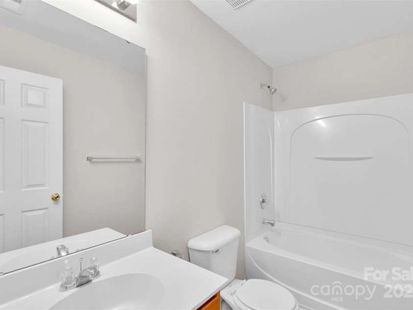 4323 Leopold Place, Charlotte, NC 28215.  MLS# CAR4294145, YatesRealty ID 33587. Full Bathroom - Upstairs Hall