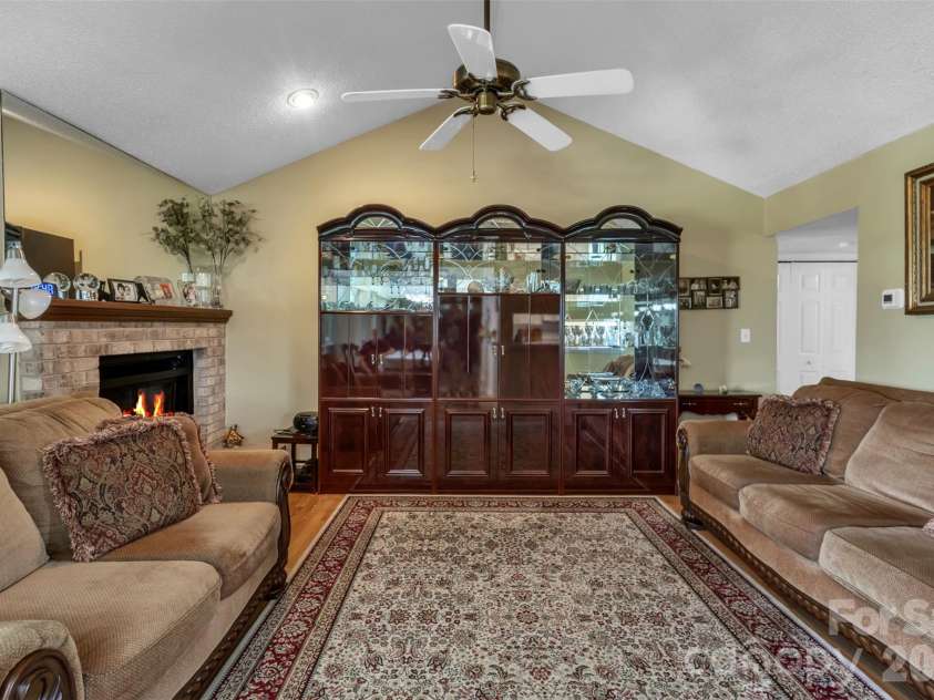 5839 Harris Grove Lane, Charlotte, NC 28212.  MLS# CAR4342437, YatesRealty ID 3359. 