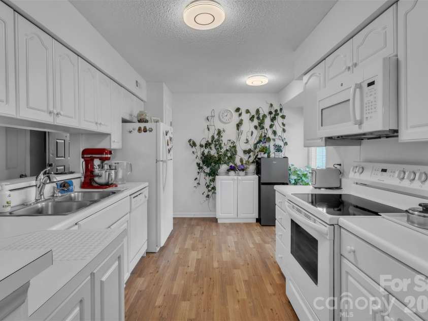 5839 Harris Grove Lane, Charlotte, NC 28212.  MLS# CAR4342437, YatesRealty ID 3359. 