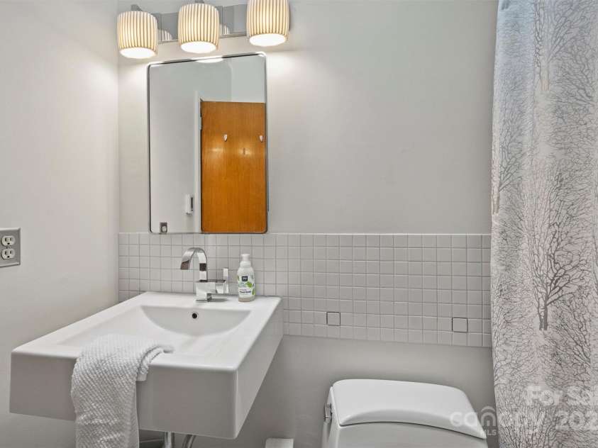 6366 Sharon Hills Road, Charlotte, NC 28210.  MLS# CAR4228866, YatesRealty ID 3359. Full bath