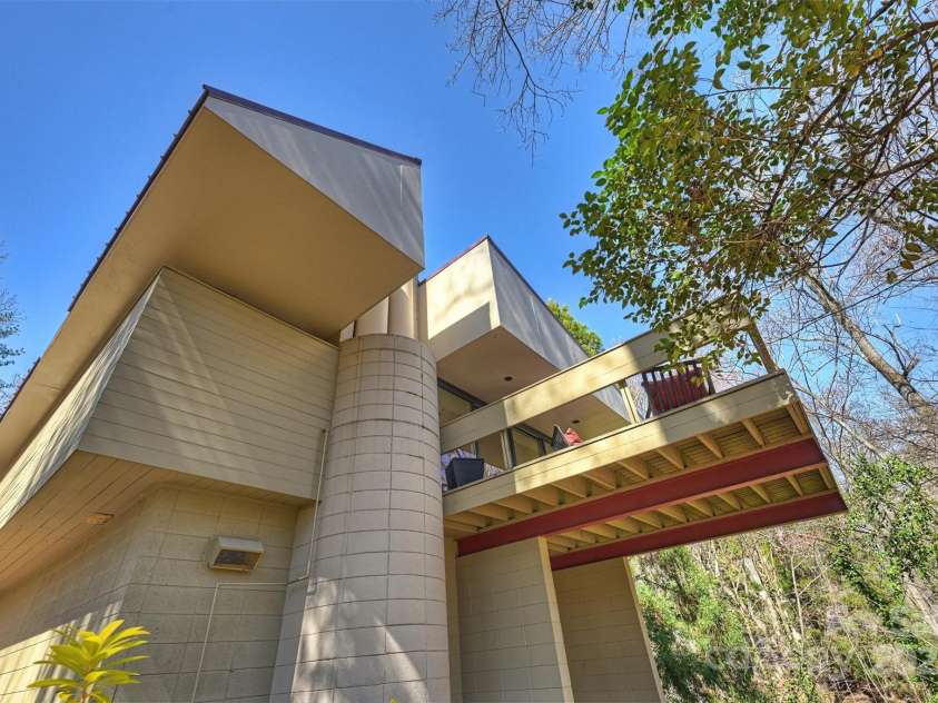 6366 Sharon Hills Road, Charlotte, NC 28210.  MLS# CAR4228866, YatesRealty ID 3359. The cantilevered deck at the highest point of the lot exemplifies the design philosophy